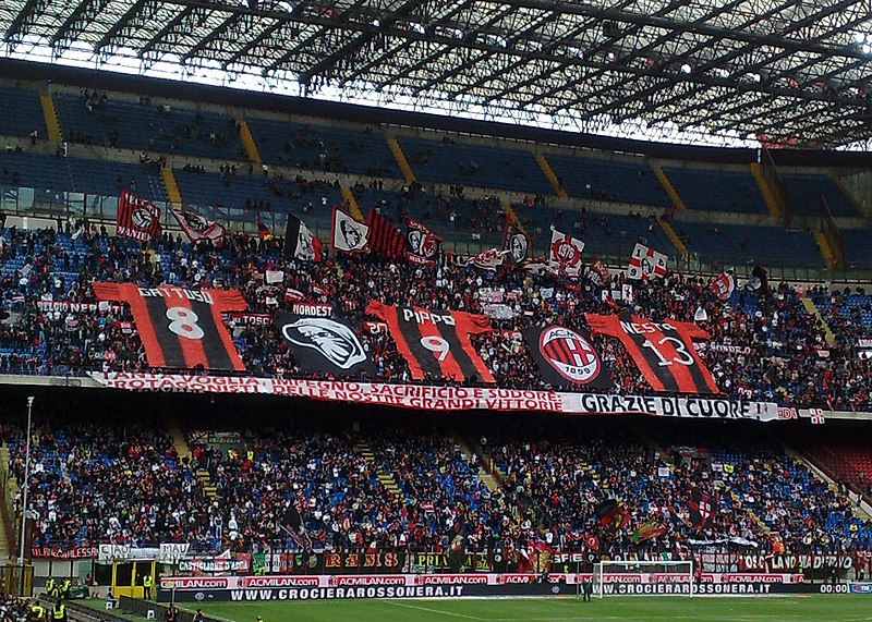 Болельщики на футбольном стадионе Сан-Сиро в Милане