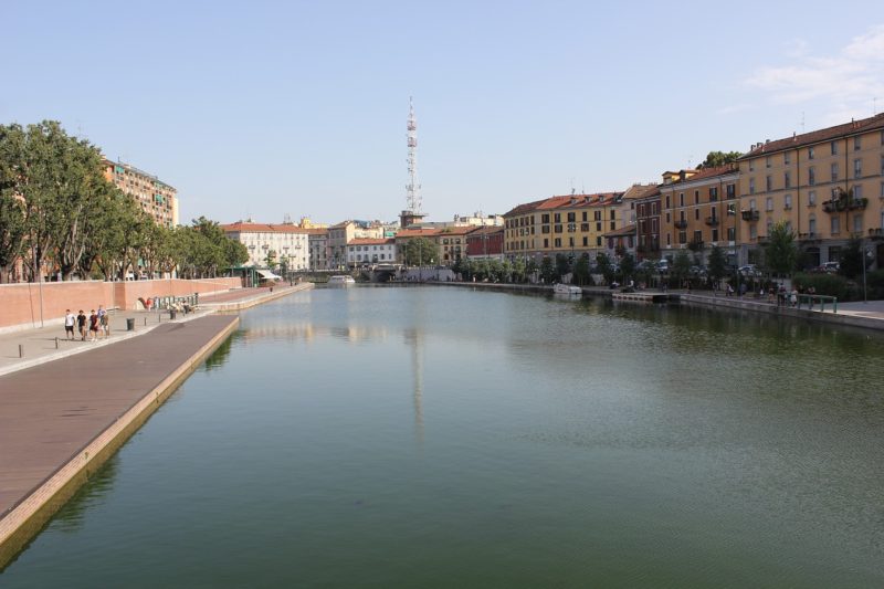 Красивый канал Навильо-Гранде в Милане
