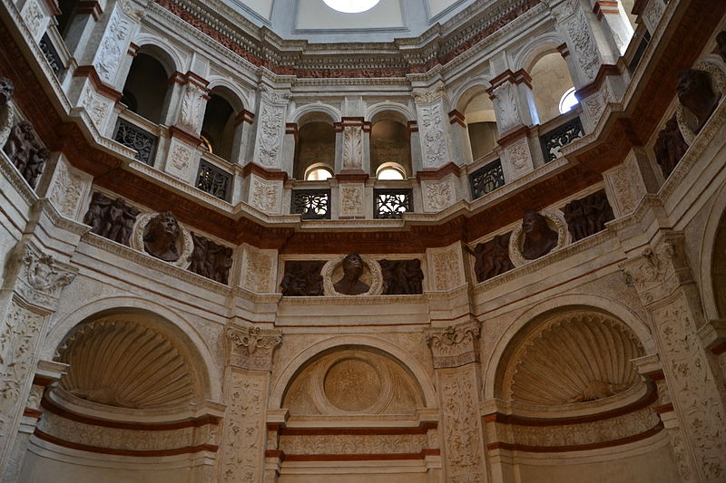 Внутренний интерьер базилики Санта Мария прессо Сан Сатиро в Милане