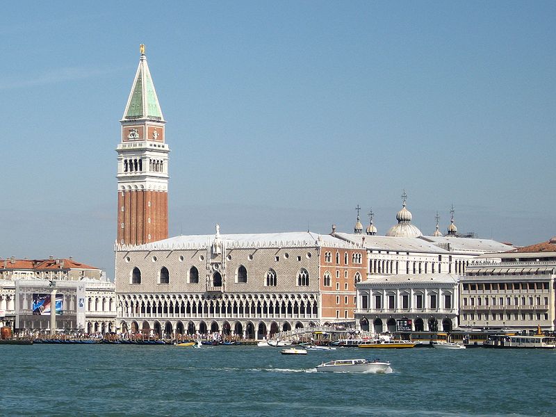 Дворец Дожей в городе Венеция
