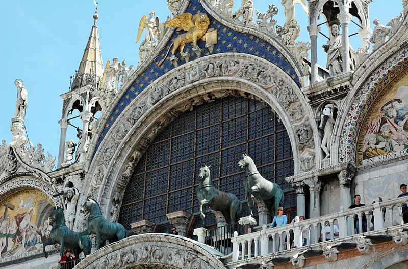 Красивый фасад собора Святого Марка в Венеции