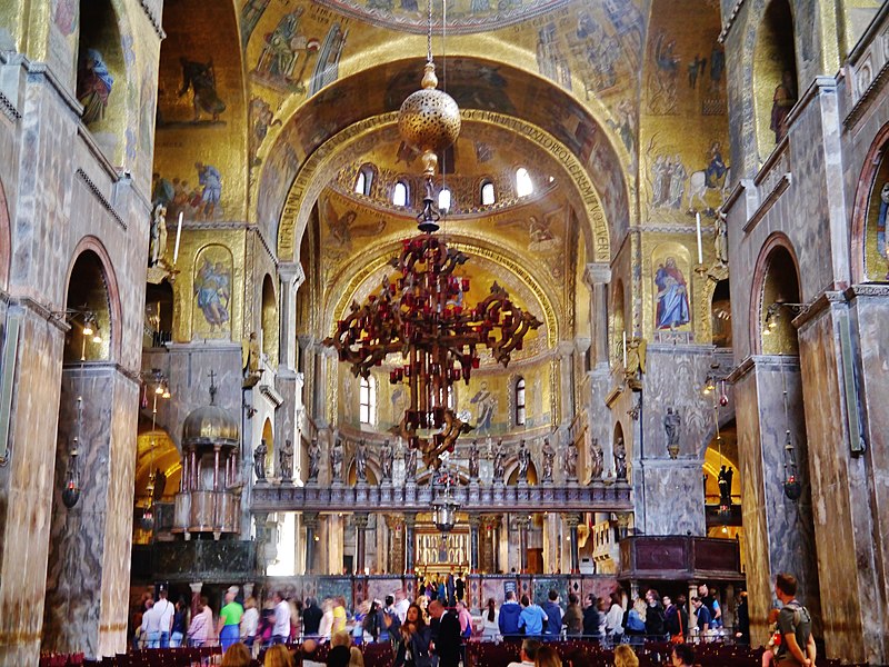 Посетители собора Святого Марка в городе Венеция