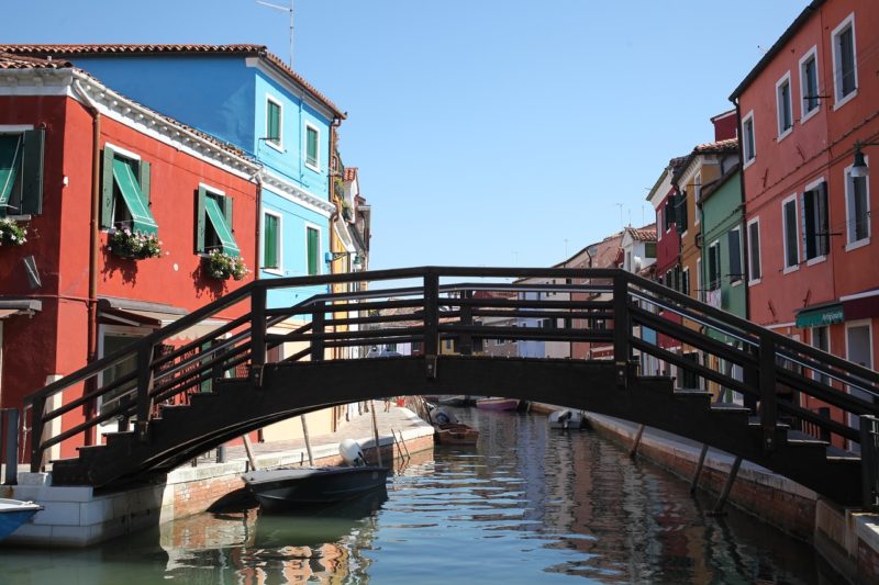 Мост на острове Бурано в Венеции