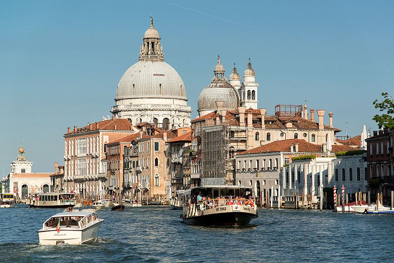 Вапоретто на Гранд-Канале в Венеции