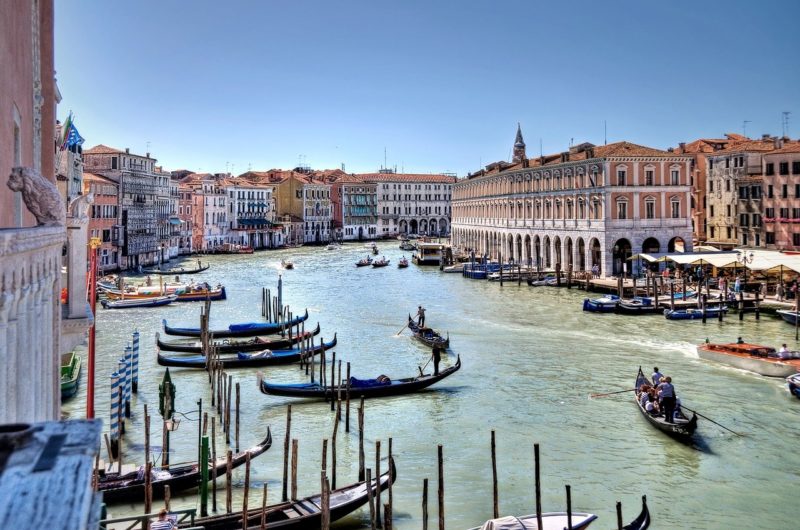 Гондолы на Гранд-Канале в Венеции