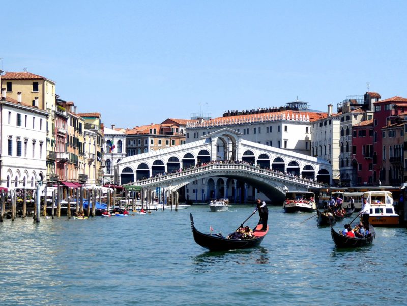 Мост Риальто на Гранд-Канале в Венеции
