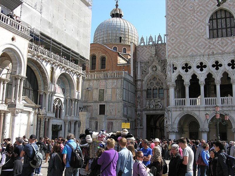 Туристы осматривают Дворец Дожей в городе Венеция