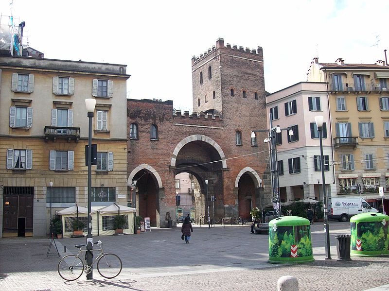 Старинные ворота Porta Ticinese в городе Милан