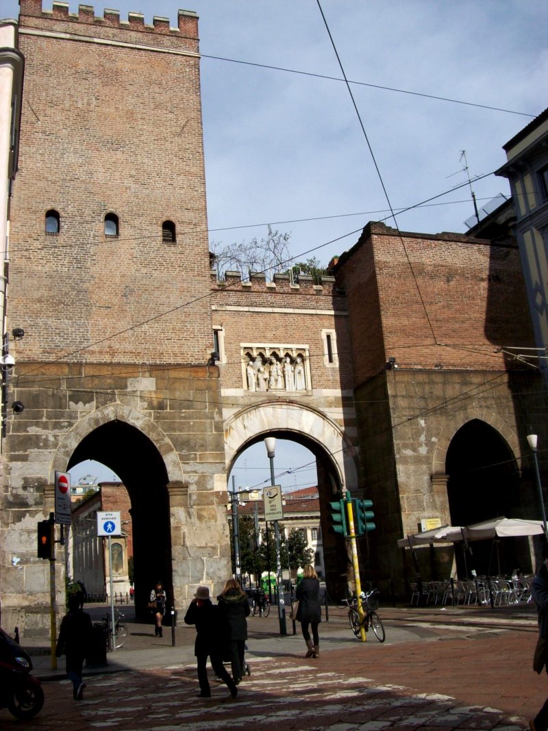 Фото старинных ворот Porta Ticinese в Милане