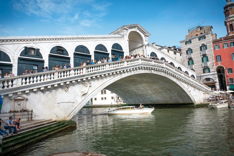 Красивый вид на мост Риальто в Венеции