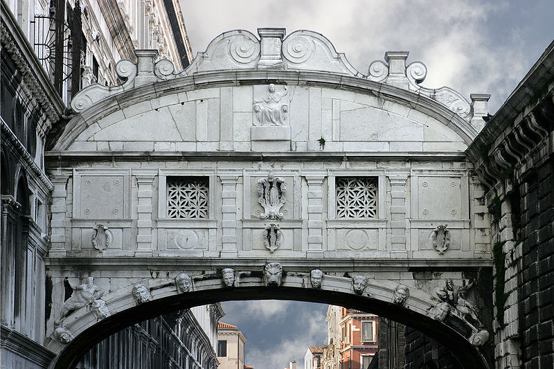 Бывшее здание тюрьмы у моста Вздохов в Венеции