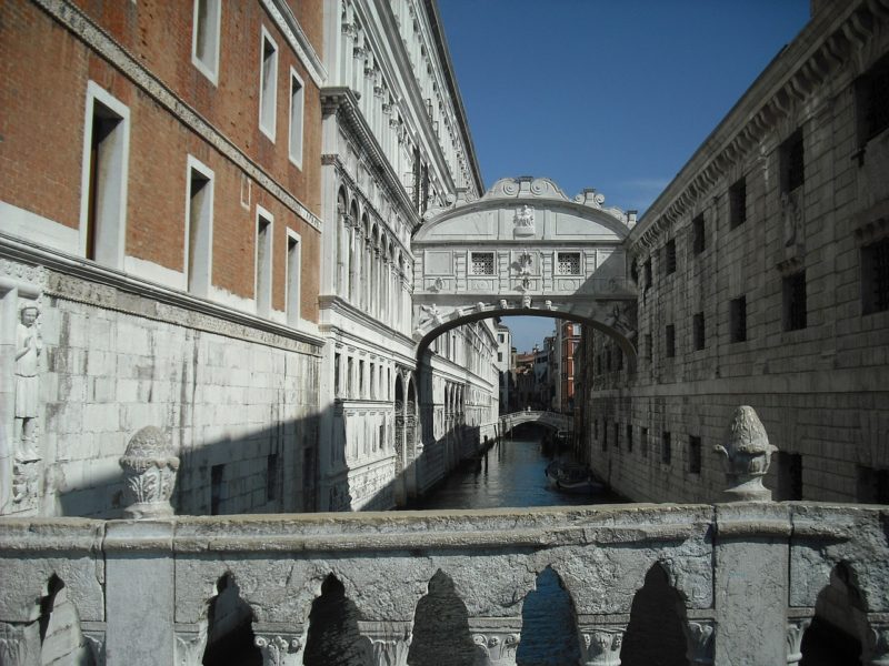 Красивый вид с моста Вздохов в Венеции