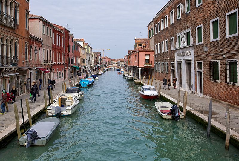 Канал на острове Мурано в Венеции