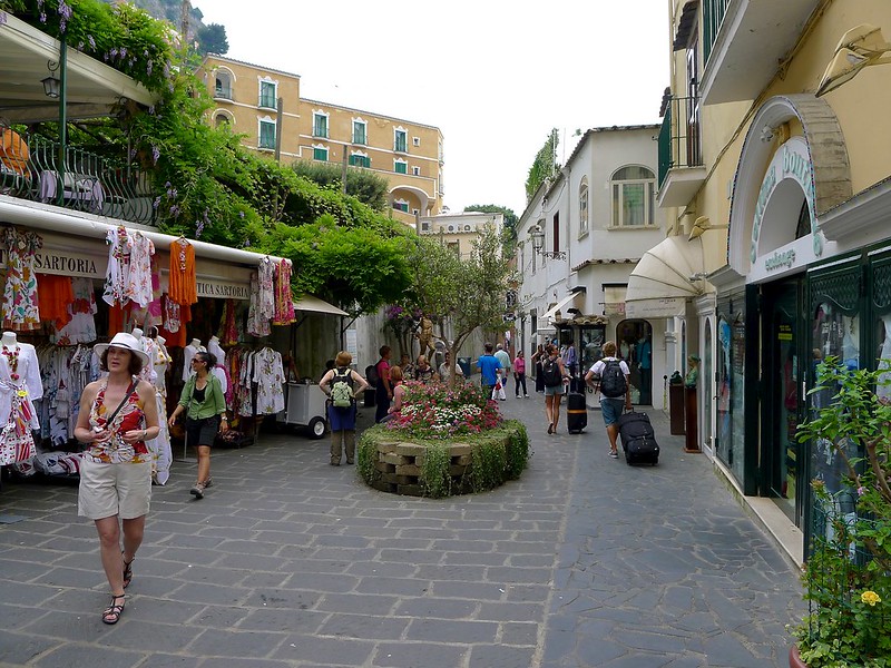 Улица с магазинами на курорте Позитано