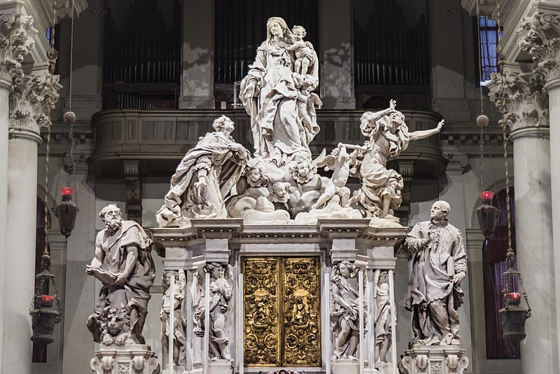 Центральный алтарь в соборе Санта-Мария-делла-Салюте в Венеции