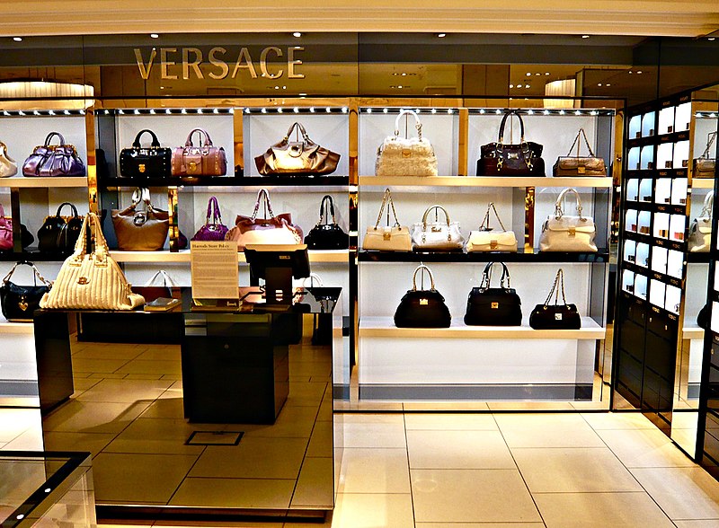 Магазины одежды и аксессуаров Versace