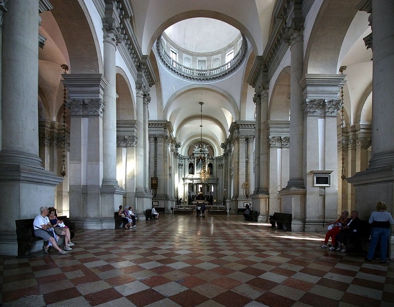 Туристы внутри собора Сан-Джорджо-Маджоре в Венеции