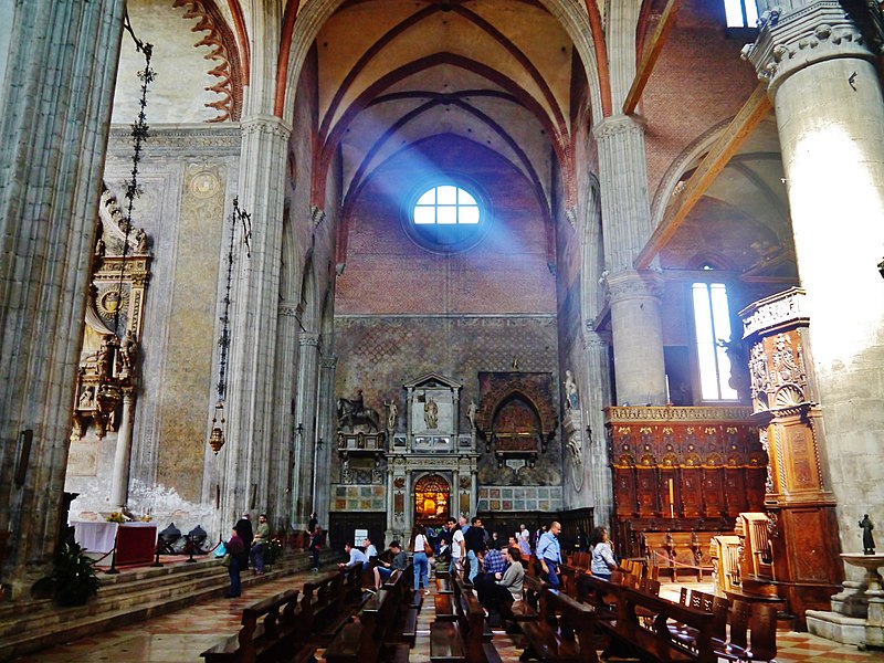 Туристы внутри собора Санта-Мария-Глориоза-дей-Фрари в Венеции