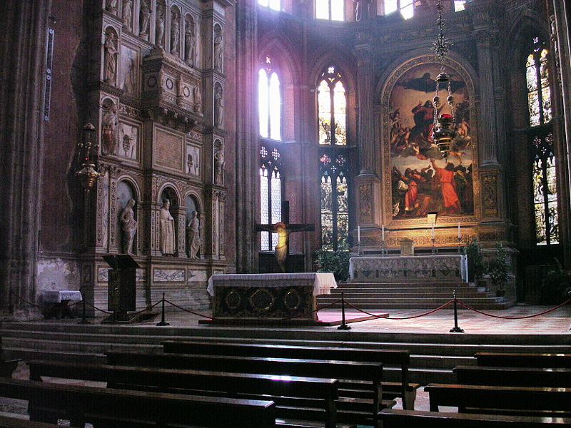 Вид внутри собора Санта-Мария-Глориоза-дей-Фрари в Венеции