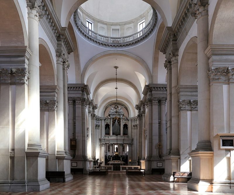 Вид на алтарь в соборе Сан-Джорджо-Маджоре в Венеции