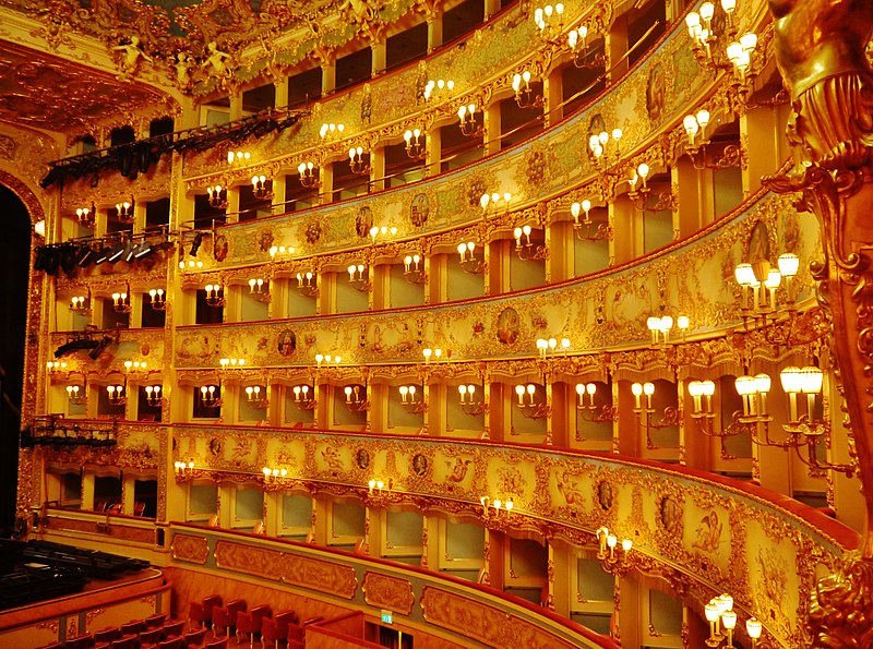 Красивое фото театра Ла Фениче в Венеции