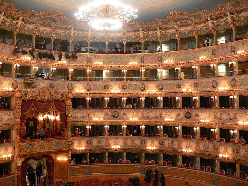 Зрители в оперном театре Фениче в Венеции