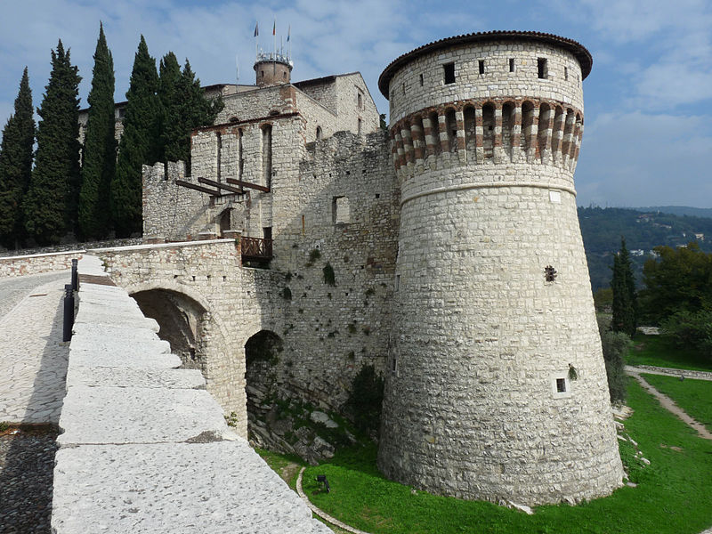 Старинный замок в итальянском городе Брешиа