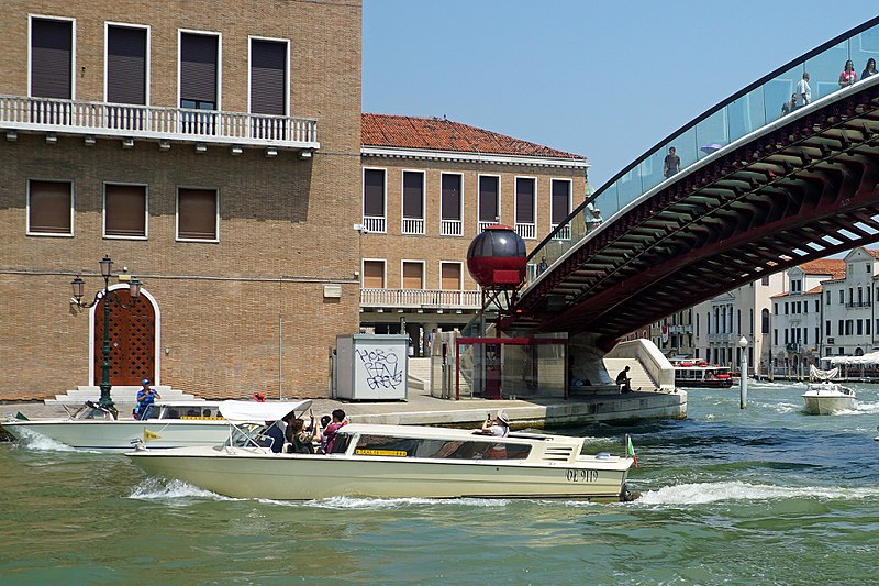 Вапоретто под мостом Конституции в Венеции