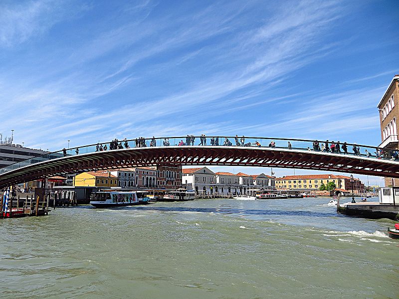 Вид на мост Конституции в городе Венеция