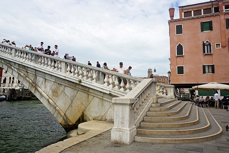 Туристы на мосту Скальци в Венеции