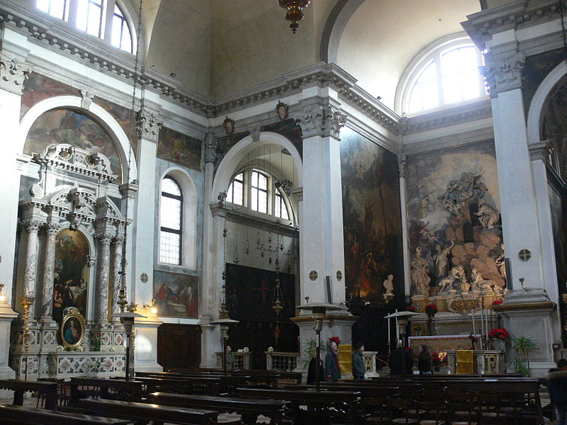 Внутренний интерьер церкви Сан-Моизе в городе Венеция