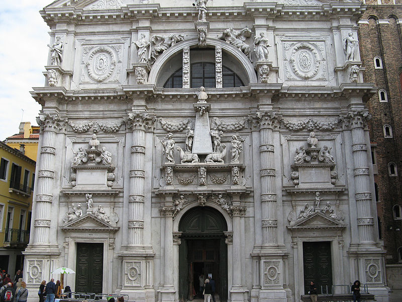 Фасад церкви Сан-Моизе в городе Венеция