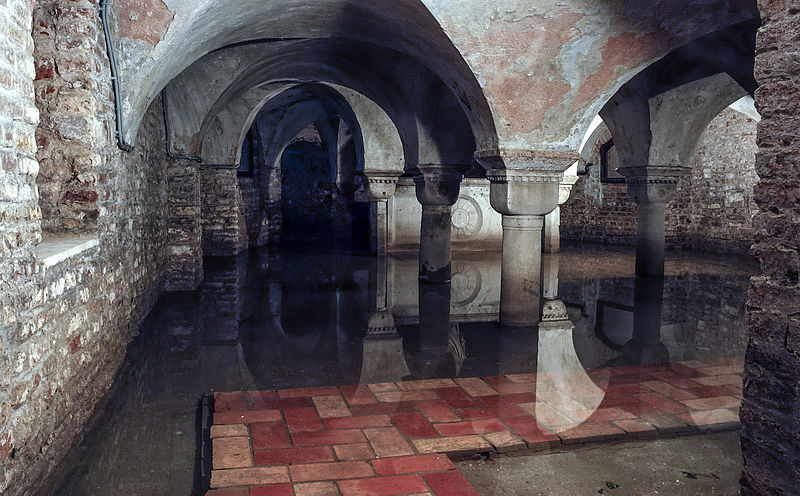 Затопленная крипта в церкви Сан-Заккариа в Венеции