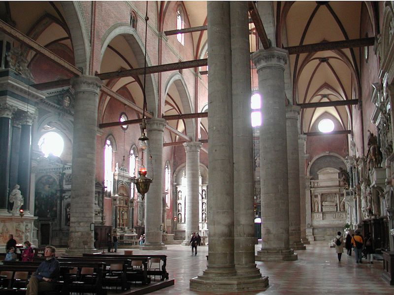 Внутренний интерьер в соборе Санти-Джованни-э-Паоло в Венеции