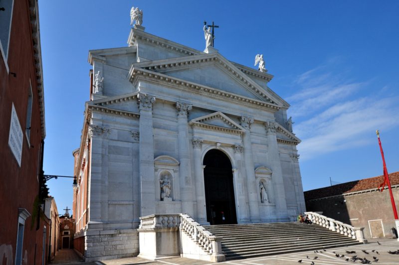 Центральный фасад церкви Иль-Реденторе в Венеции
