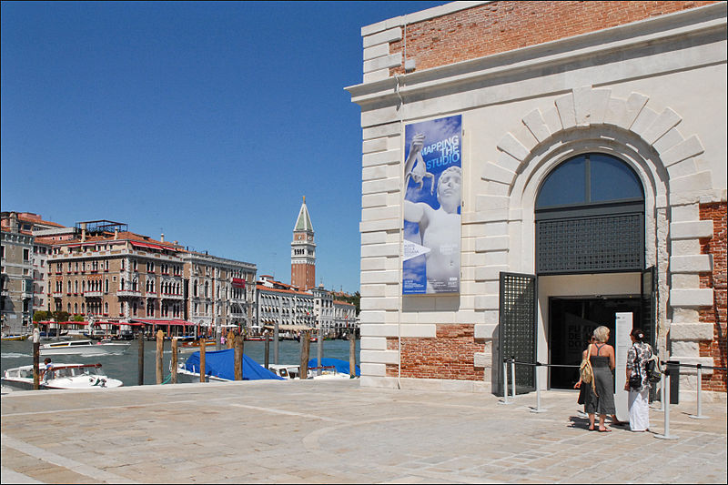 Туристы у художественного музея Пунта-делла-Догана в Венеции