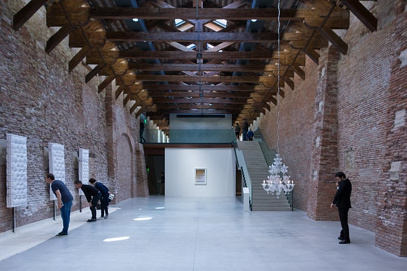 Осмотр экспозиции в художественном музее Пунта-делла-Догана в Венеции