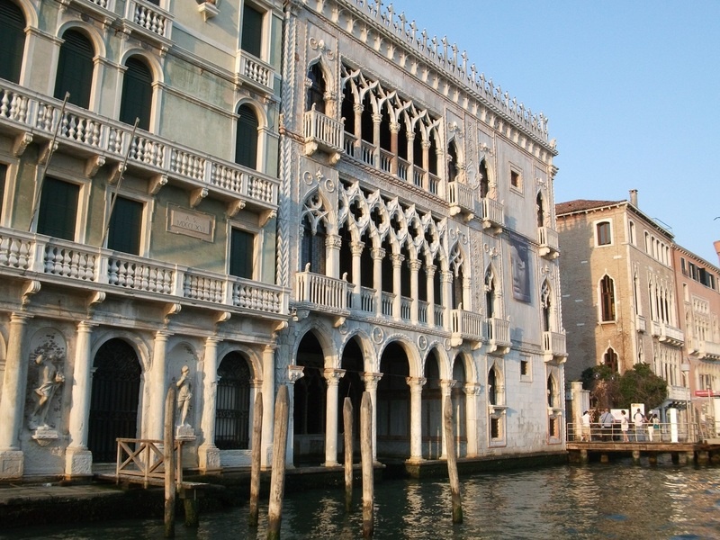 Красивый вид на дворец Ка-д’Оро в городе Венеция