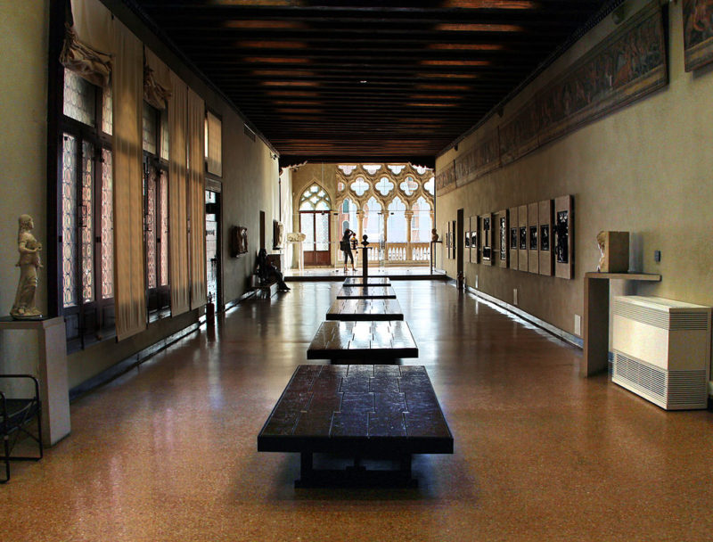 Художественная экспозиция во дворце Ка-д’Оро в Венеции