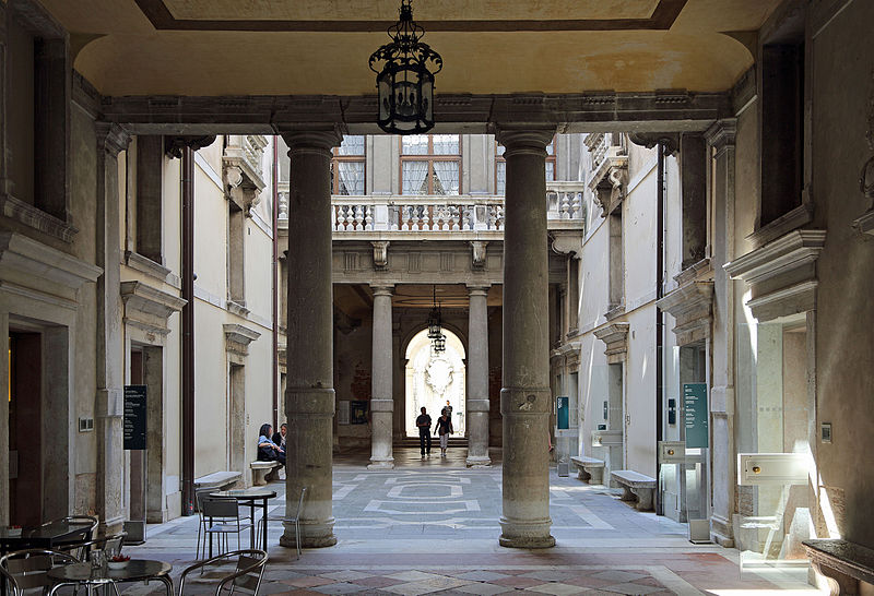 Фото дворца Ка' Реццонико в Венеции