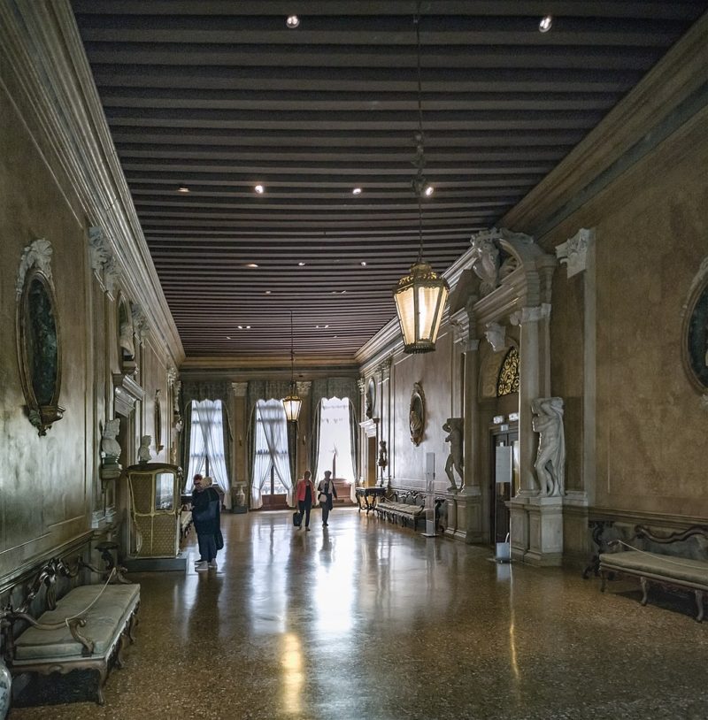 Дворец Ка' Реццонико в городе Венеция