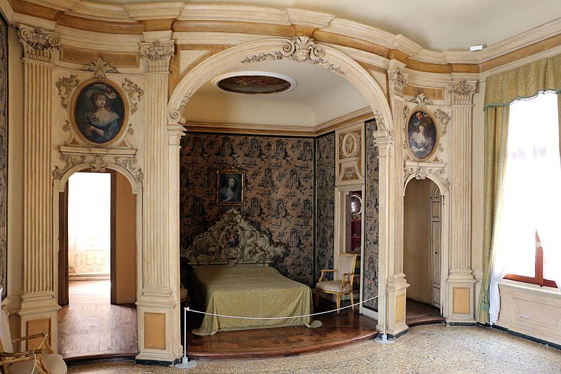 Спальня в дворце Ка' Реццонико в Венеции