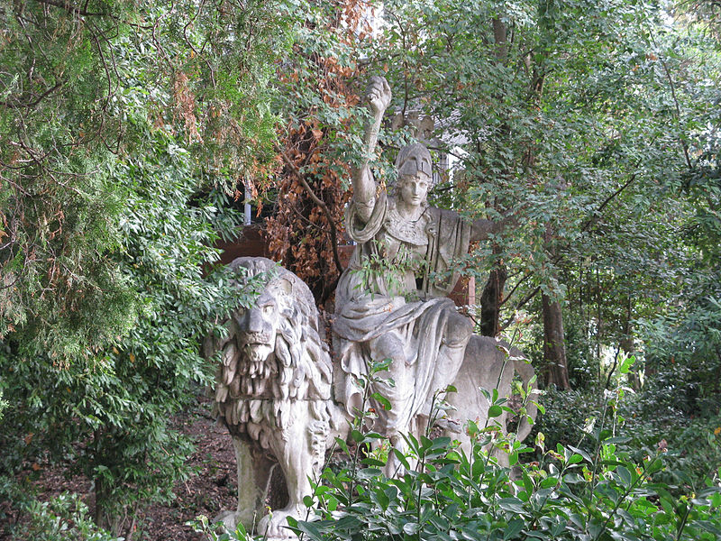 Статуя Победы в Венецианских садах Биеннале