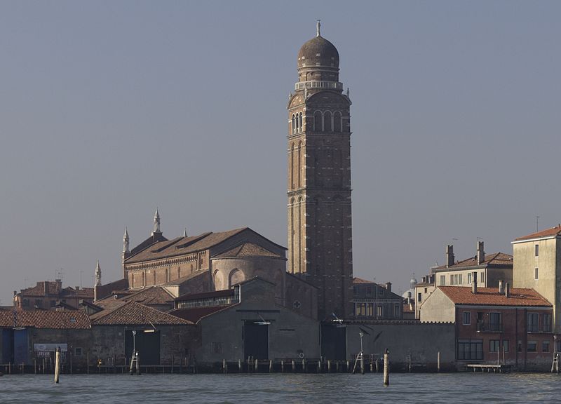 Красивый вид на церковь Мадонна-дель-Орто в Венеции
