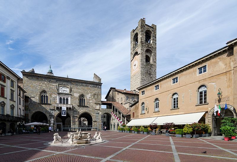 Площадь Piazza Vecchia в городе Бергамо