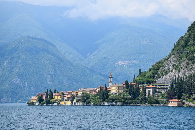 Горы рядом с озером Комо в Италии