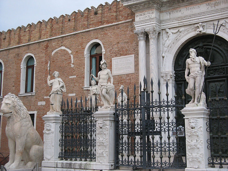 Старинные скульптуры в Арсенале в Венеции