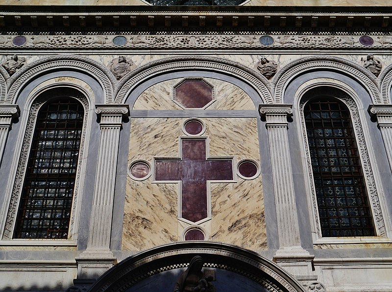 Фасад церкви Санта-Мария-деи-Мираколи в Венеции