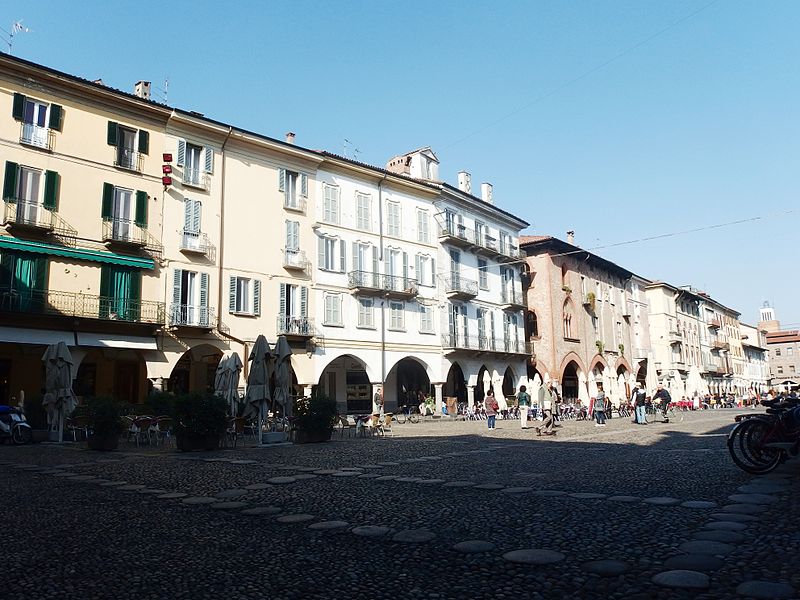 Площадь Piazza della Vittoria в итальянском городе Павиа