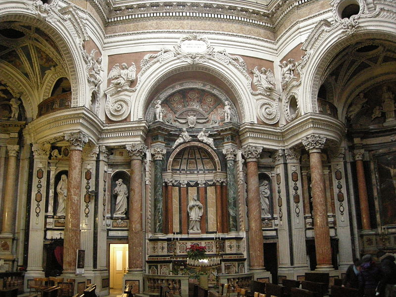 Старинная церковь Сан-Лоренцо в итальянском городе Турин